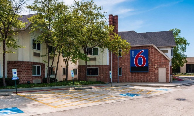 Arlington Heights Hotel | Motel 6 Arlington Heights, IL - Chicago North Central