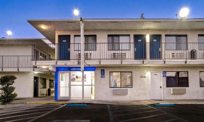 Pumpkin Center Hotel | Motel 6-Bakersfield, CA - South