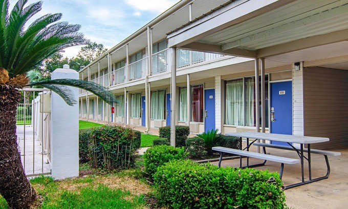 Bay Minette Hotel | Motel 6 Bay Minette, AL