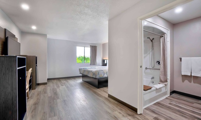 Benbrook Hotel | Motel 6 Benbrook, TX - Fort Worth