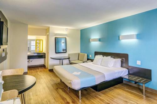 Dickson Hotel | Motel 6-Dickson, TN