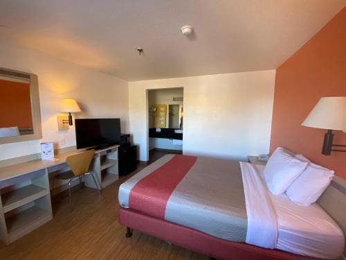 Woodlands Village Hotel | Motel 6-Flagstaff, AZ - West - Woodland Village
