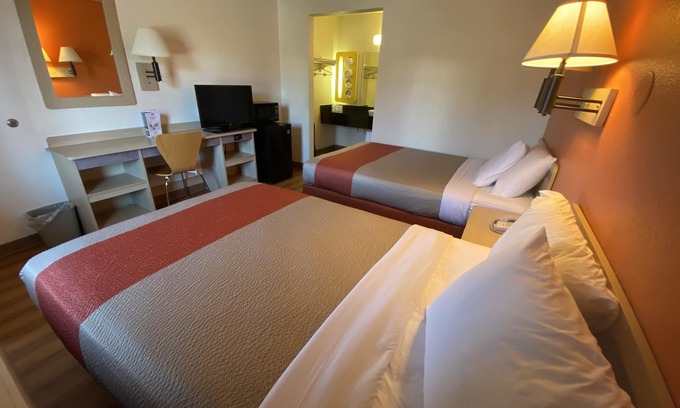 Woodlands Village Hotel | Motel 6 Flagstaff, AZ - West - Woodland Village