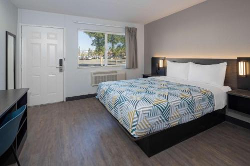 Fontana Hotel | Motel 6-Fontana, CA