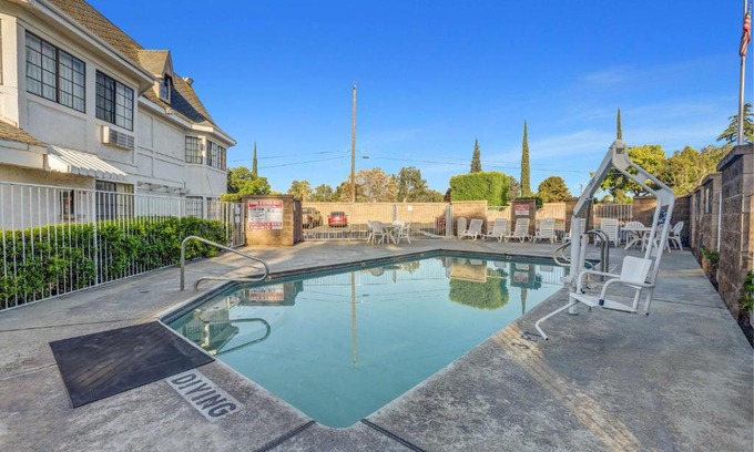 Fresno Hotel | Motel 6-Fresno, CA - Belmont Ave