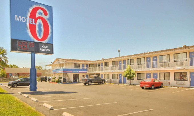 Raisin Hotel | Motel 6-Fresno, CA - Blackstone North