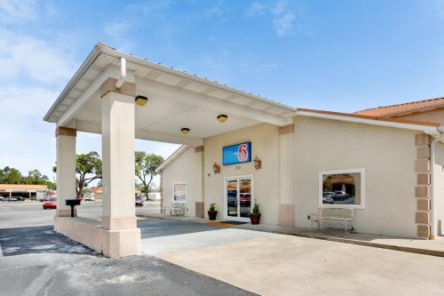 Hinesville Hotel | Motel 6-Hinesville, GA