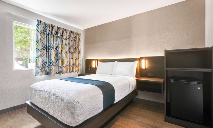 Issaquah Hotel | Motel 6 Issaquah, WA - Seattle - East