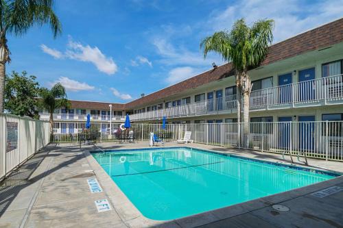 Lost Hills Hotel | Motel 6 Lost Hills/Buttonwillow Racetrack