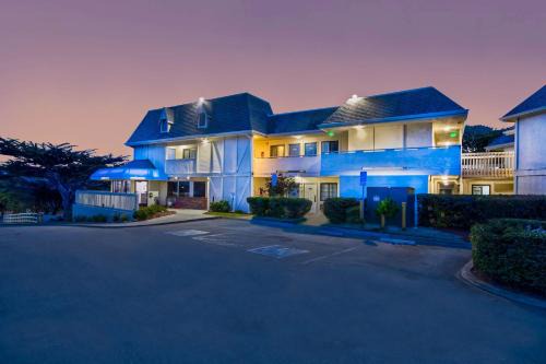 Marina Hotel | Motel 6-Marina, CA - Monterey