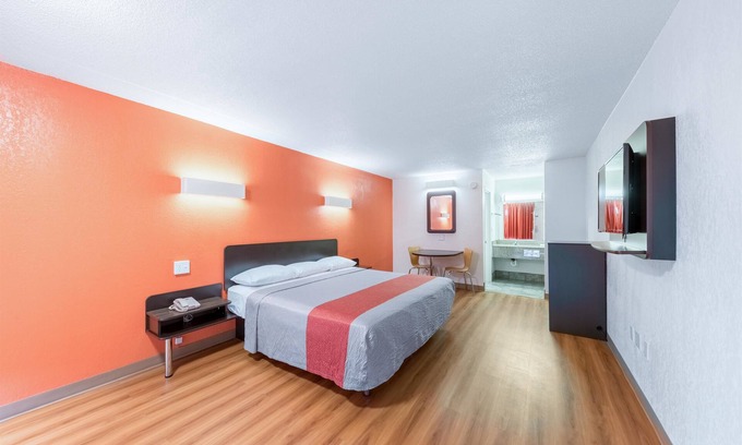 Central Oklahoma City Hotel | Motel 6 Oklahoma City, OK - Bricktown