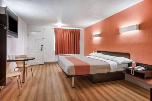 Youngstown Hotel | Motel 6-Youngstown, OH