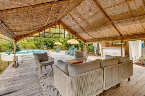 Mount Dora House | Mount Dora Home Private Pool, Spa and Tropical Bar!