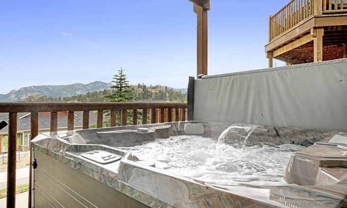 Estes Park Condo | Mount Nimbus w/HOT TUB at Marys Lake!