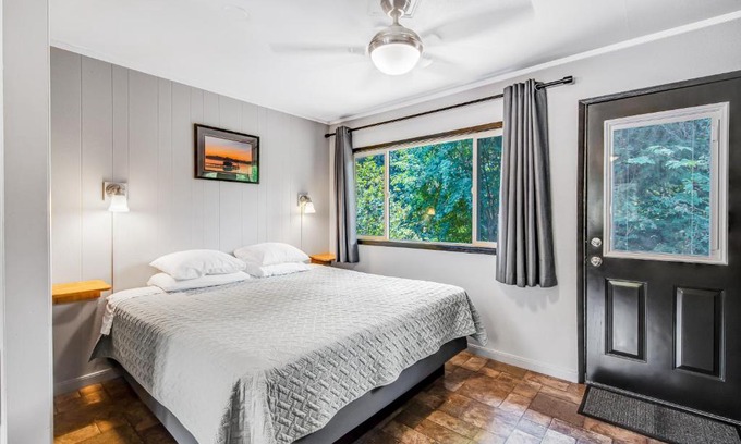 Quilcene Apartment | Mount Walker Suite, Room 12 at Mount Walker Inn