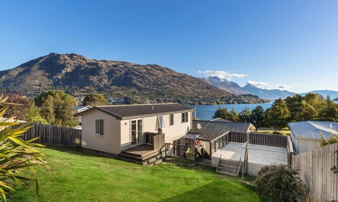 Frankton House | Mountain and lake views, loads of parking and a wood burning fire
