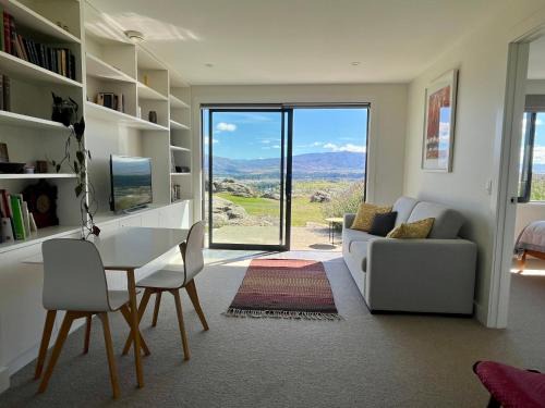 Alexandra Apartment | Mountain and river view retreat