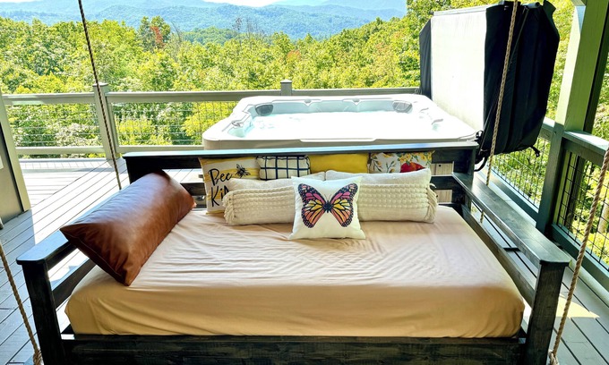 Foxfire Estates House | Mountain Bliss: Retreat to Barkada Cabin's Serene Escape. 2 ensuites, 3 Kings