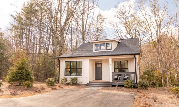 Cashiers Cabin | Mountain Breeze Cottage (Short walk to Waterfall!)