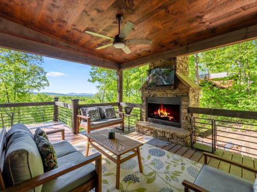 Mineral Bluff House | Mountain Breeze - Mountain View Hot Tub Firepit
