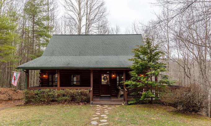 Fleetwood House | Mountain Breezes - Log Home with Hot Tub, Pool Table, Private, 10 mins to West Jefferson!