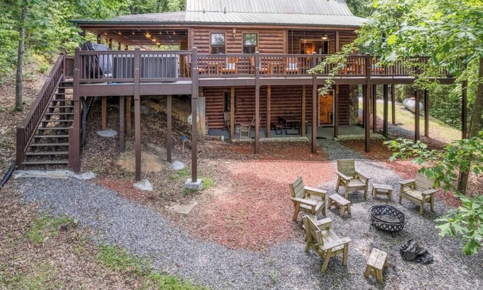 Morganton Cabin | Mountain Cabin|Covered Deck|Hot Tub|Wifi|Gameroom