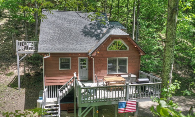 Morganton Cabin | Mountain Cabin, Deck, Pet Friendly, Fenced Yard