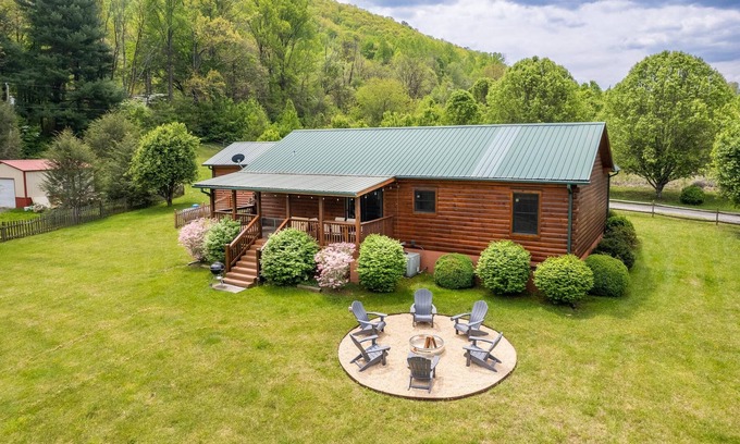 Whittier Cabin | Mountain cabin, Minutes to Casino/Great Smokies National Park, Bikers Welcome