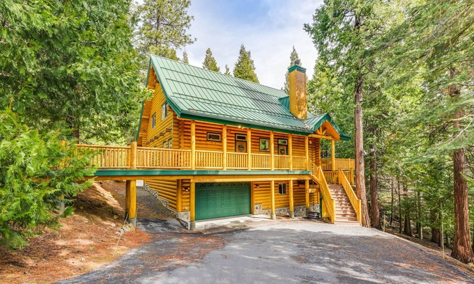 Shaver Lake Cabin | Mountain Cabin w/Hot Tub: 4 Mi to Shaver Lake!