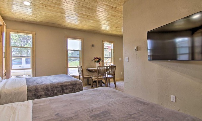 Woodland Park Apartment | Mountain Cabin, Walk to DiningandMemorial Park!