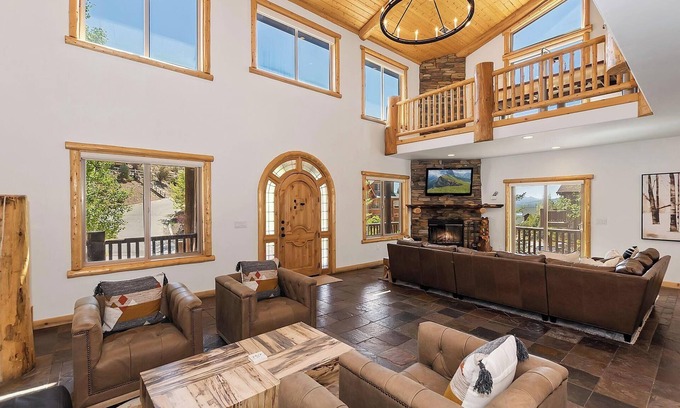 Castle Glen Estates Cabin | Mountain Chic by Destination Big Bear : Gorgeous Log Home Located in Castle Glen Estates! Game Room! Lake Views!