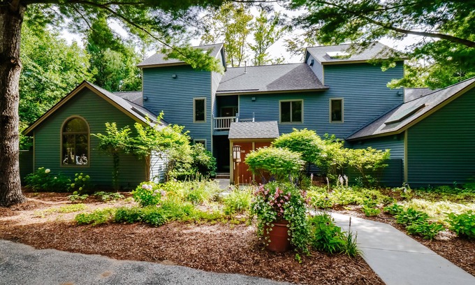 Thompsonville Condo | Mountain Condo with Dining and Activities - Walk to Lifts and Golf