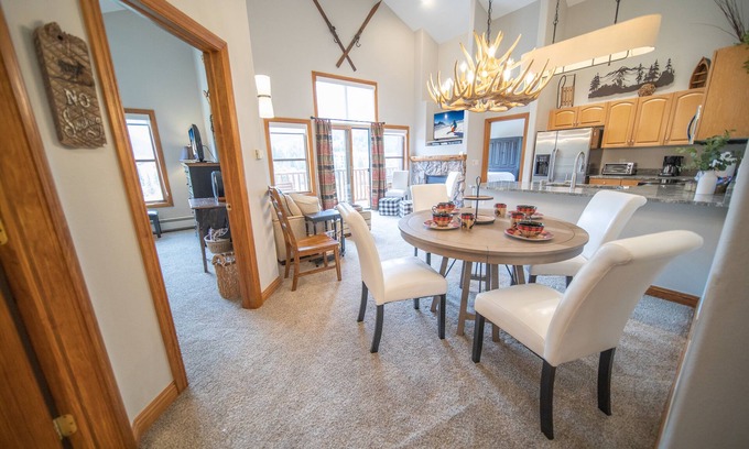Mountain House Condo | Mountain condo with vaulted ceilings & great views