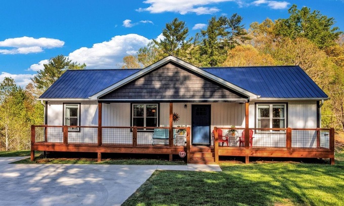 Leicester Cottage | Mountain Cottage 15 mins from Asheville, hiking, Biltmore, waterfalls, weddings!