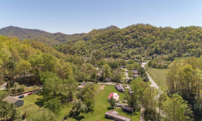 Waynesville House | Mountain Creek Luxury Home W/Hot Tub, WiFi, & HBO