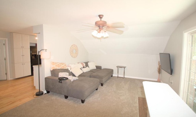 James Creek Apartment | Mountain Getaway with Lake View