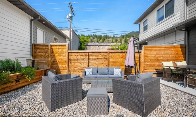 East Kootenay House | Mountain Haven | Fenced Backyard | Downtown | A/C