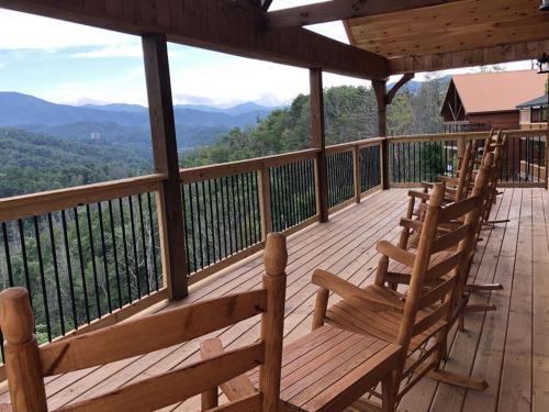 Gatlinburg House | Mountain Haven - Relax & enjoy AMAZING 180 Degree Views of Mt LeConte