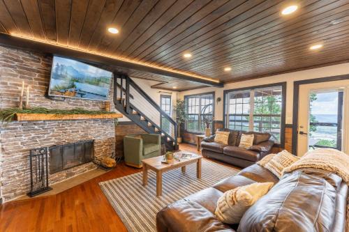 Bryant House | Mountain High Cabin with hot tub fire pit & indoor pool