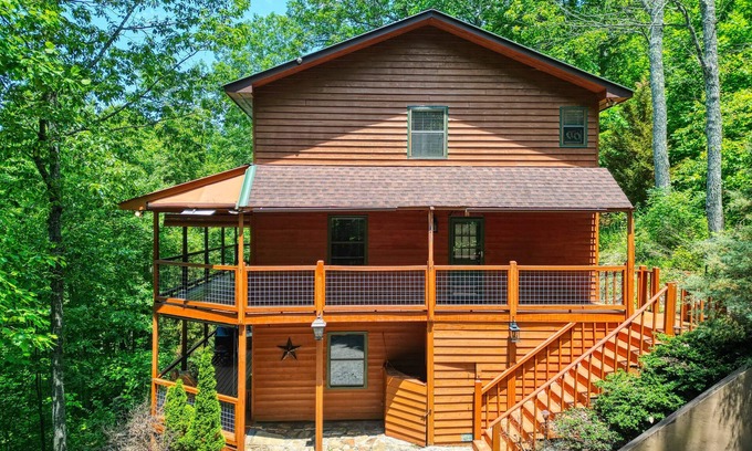 Hiawassee Cabin | Mountain Hollow - Hot Tub