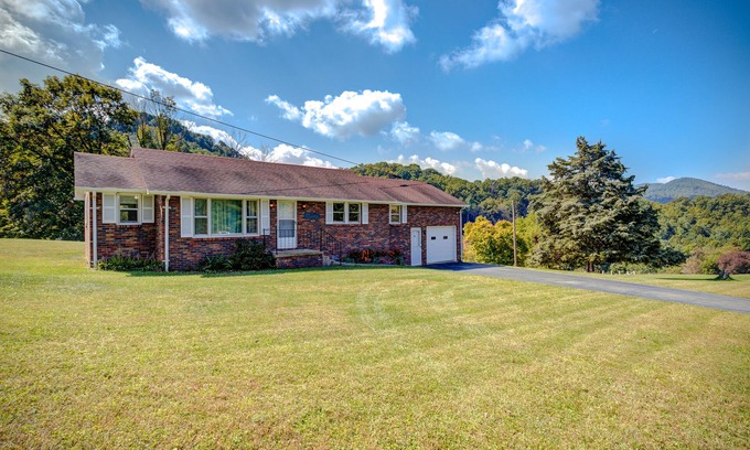Butler House | Mountain Home near Watauga Lake w/in 20 miles to Ski Resorts. Pets Considered