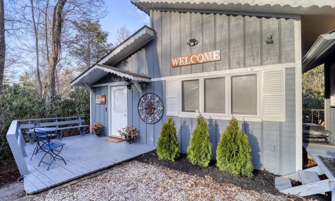 Newland House | Mountain house sleeps 4 w/deck & firepit, 5mi to Grandfather Mtn, pet friendly!