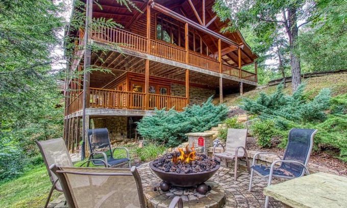 Gatlinburg House | Mountain Jewel, Game Room , Fire Pit, Theater Area, WIFI, Pool access!
