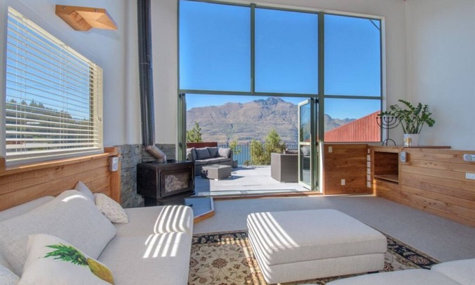 Fernhill House | Mountain, lake, sun and this beautiful home