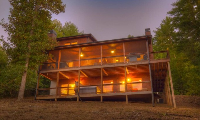 Mineral Bluff Cabin | Mountain Laurel Hideaway- Pet Friendly | Screened Porch | Outdoor Fireplace
