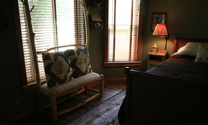 Utica House | Mountain Lodge-Standard-Queen-Private Bathroom ( no pet )