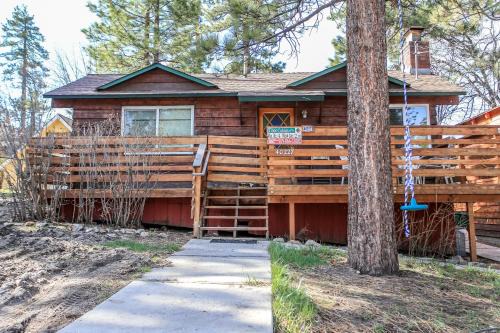 Big Bear Lake House | Mountain Memories - Greatly located in a quiet neighborhood! Beautiful porch and a fenced backyard!