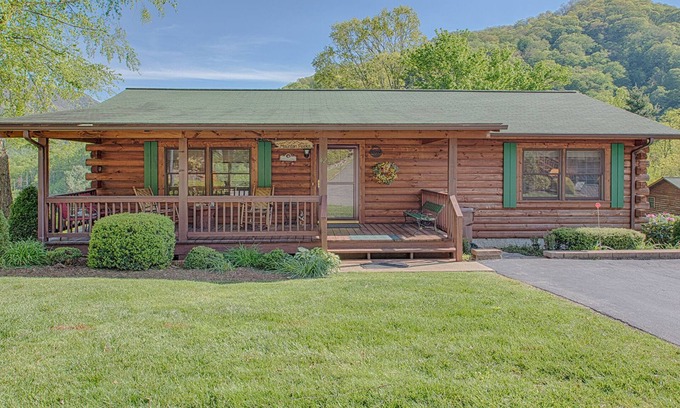 Maggie Valley Cabin | 'Mountain Peeks', wonderful views, pet friendly, great interior