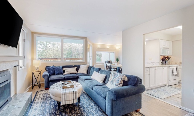 Warren Condo | Mountain resort condo with pools, tennis, sauna, gym, fireplace, & ski shuttle