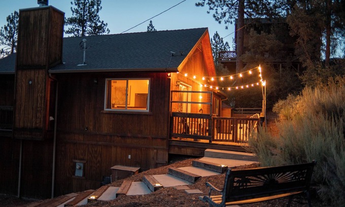 Pine Mountain Club House | Mountain Retreat with Sauna & EV Charger – Perfect for Families!